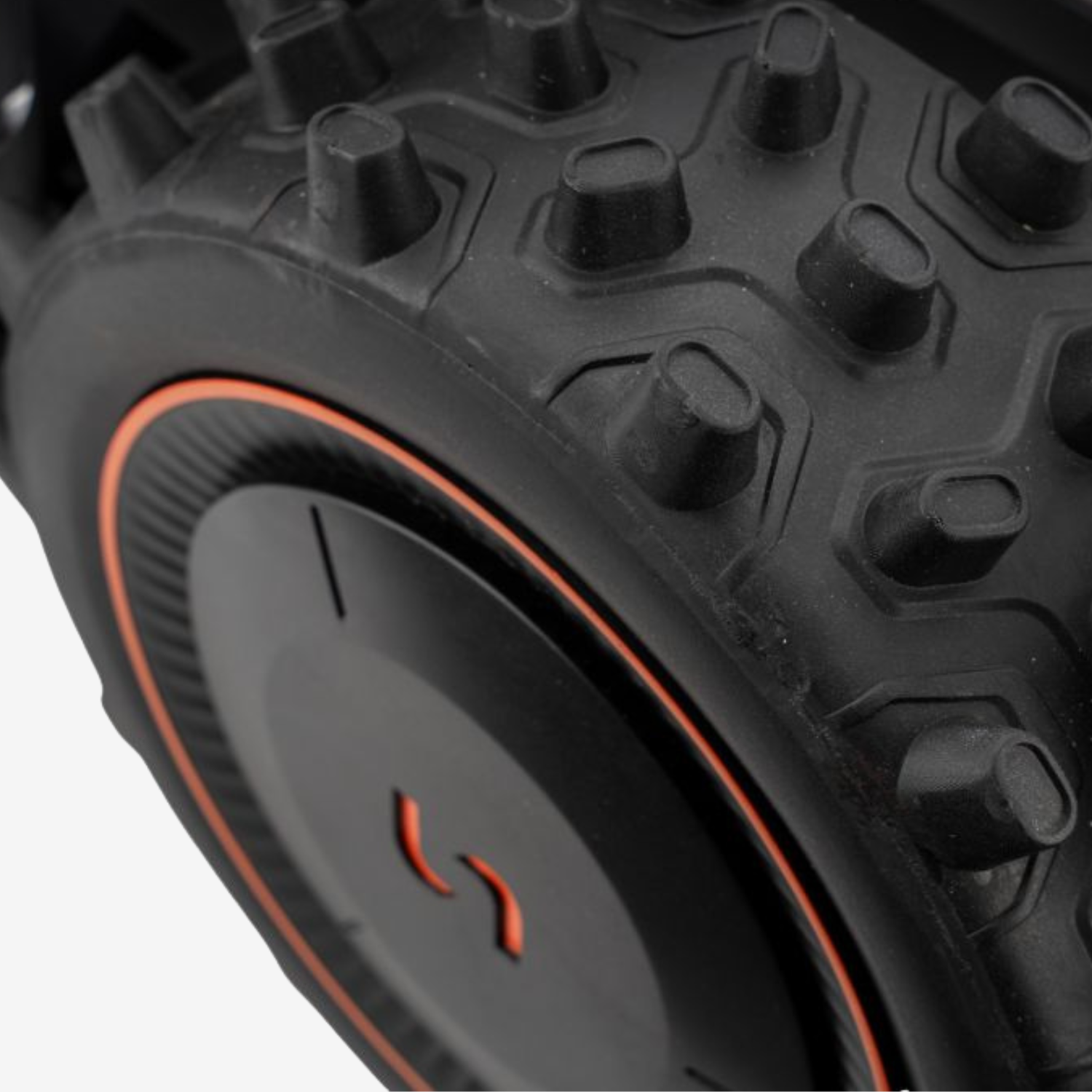 Sunseeker X9 Plus RTK – Antriebsrad mit grobem Stollenprofil Nahaufnahme des Antriebsrads des Sunseeker X9 Plus RTK mit starkem Stollenprofil und orangefarbenem Akzent