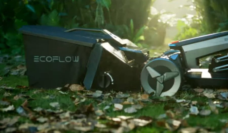 EcoFlow Mähroboter mit Laubsammler-Aufsatz beim Aufsammeln von Herbstlaub – effiziente Rasenpflege und automatische Laubreinigung